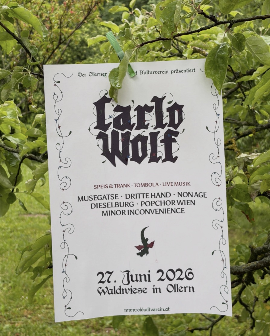 Plakat des Festivals "Carlo Wolf" vor Pflanzengrün. Inhalt: SPEIS & TRANK • TOMBOLA • LIVE MUSIK - MUSEGATSE • DRITTE HAND • NON AGE • DIESELBURG • POPCHOR WIEN • MINOR INCONVENIENCE - 27. Tuni 2020 Waldwiese in Ollern - www.okkultverein.at